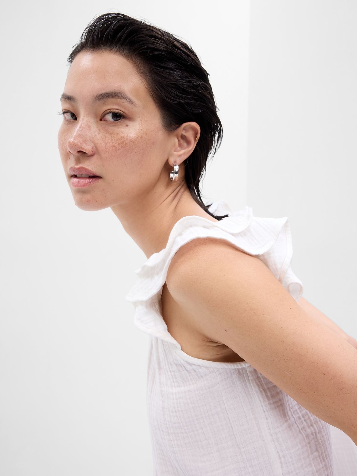 Άσπρη Crinkle Gauze Ruffle Αμάνικη Μπλούζα-665299000